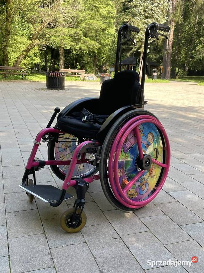 Wózek inwalidzki napędzany jedną ręką