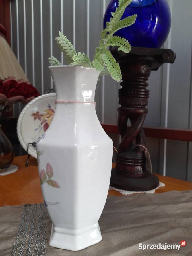 biały wazon w kwiaty