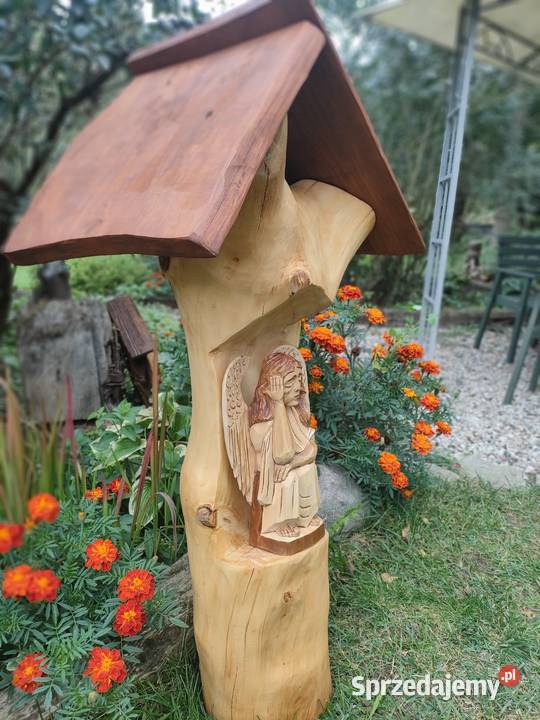 Drewniana kapliczka ogrodowa