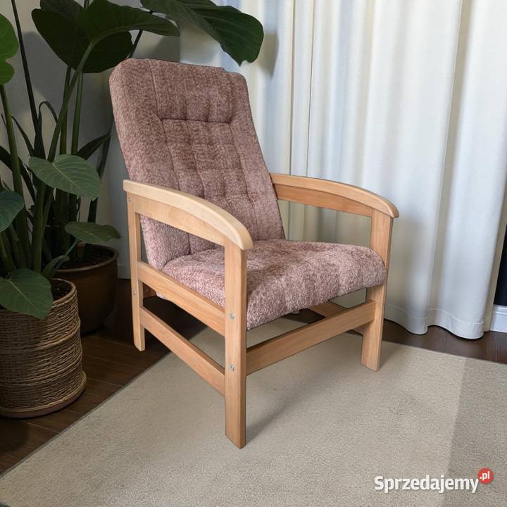 Klasyczny pikowany fotel wypoczynkowy na stelażu Tarchały Małe