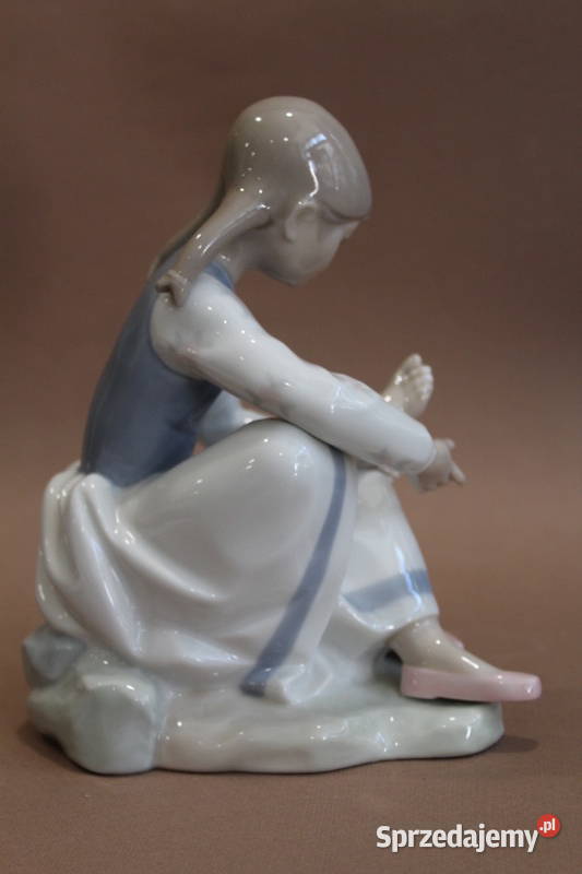 Figurka NAO Lladro dziewczynka zakładająca but zachodniopomorskie