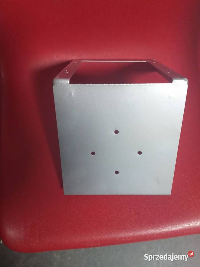 Automat sprzedający piłki i kapsuły w rozmiarze