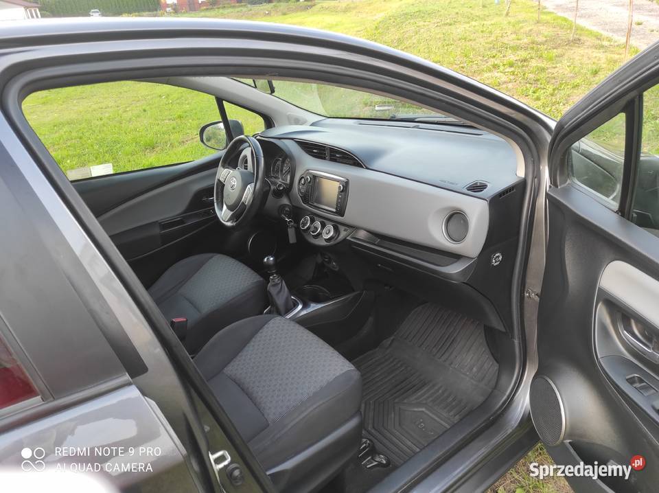 Toyota Yaris Premium 133 2015 salon stan nieuszkodzony Zalesie Górne