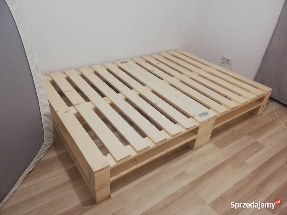łóżko drewniane na wzór palet
