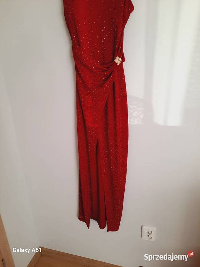 Burgundowa sukienka