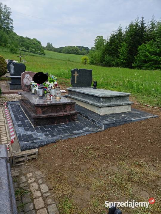 Kostka brukowa wokół nagrobków i nie Lesko