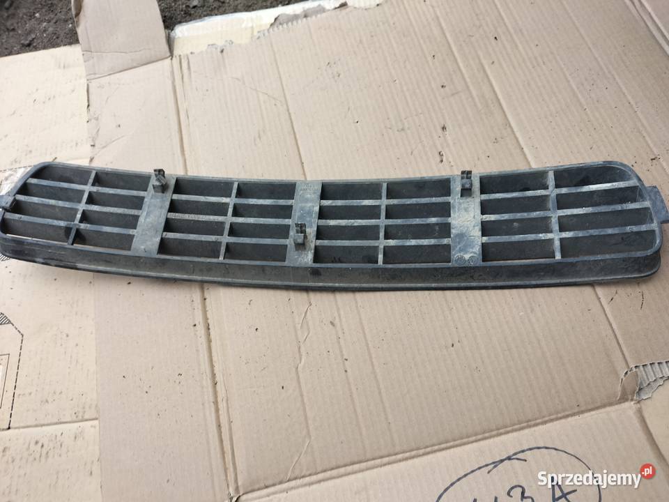 AUDI 80 B4 8A0807683 ŚRODKOWA KRATKA ZDERZAKA Kamień-Kolonia sprzedam