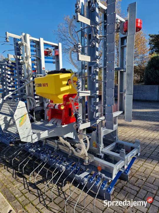 Agregat łąkowy z siewnikiem traw dostępny ręki Niedźwiedź