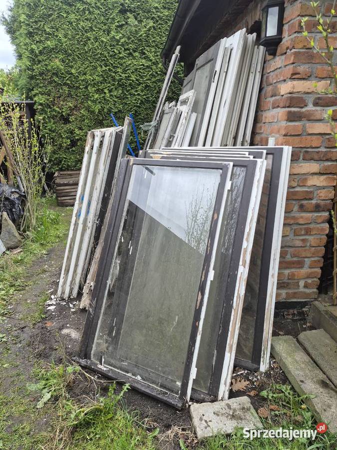 Stare drewniane ramy okienne z szybami i Mikołów