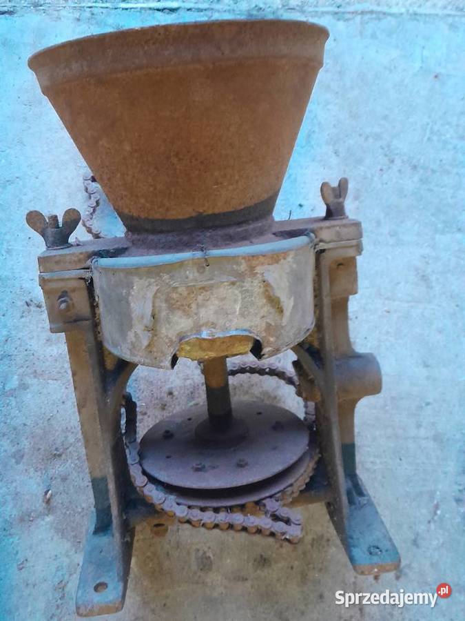 Stary młynek śrutownik zabytek do odswieżenia Dąbrowa Górnicza