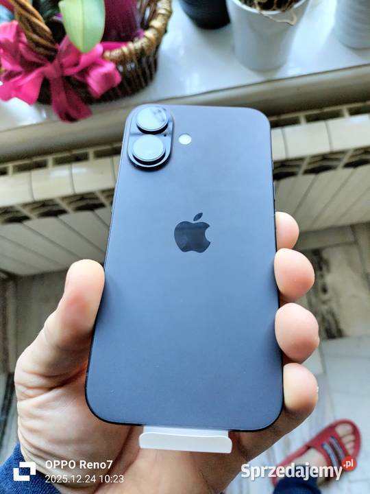 iPhone 16 black