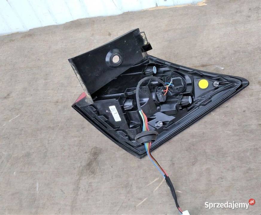 NISSAN JUKE F16 LAMPA LEWA TYŁ