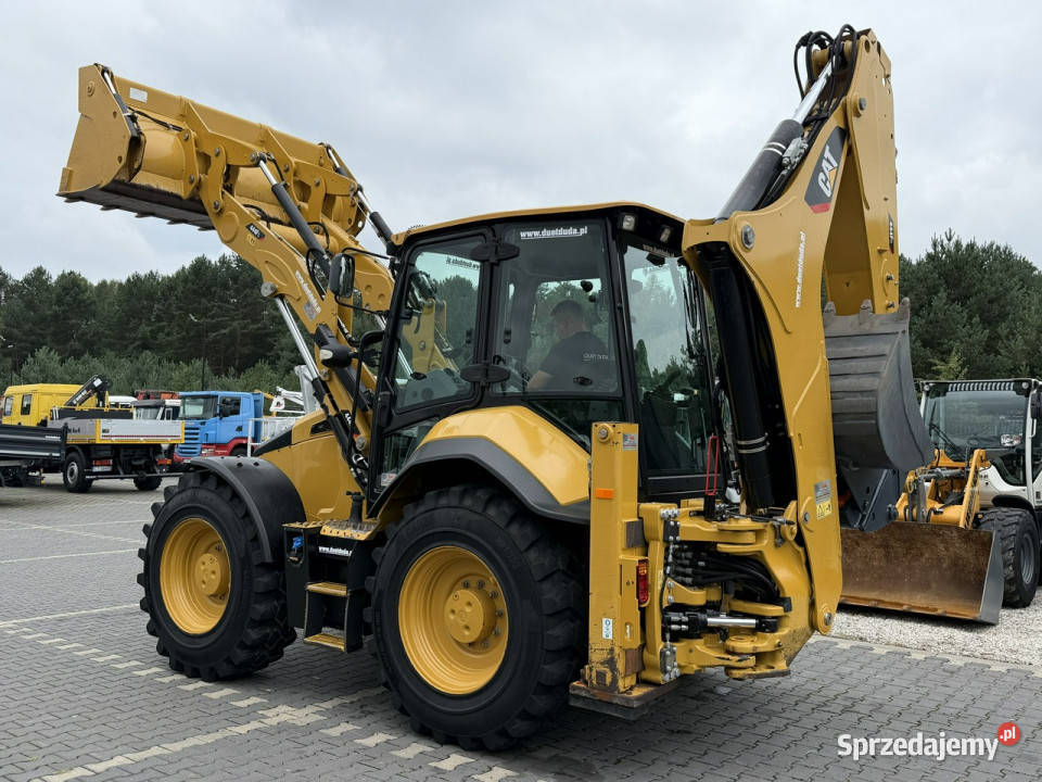na równych kołach Caterpillar 444F Sterowanie na Widełki
