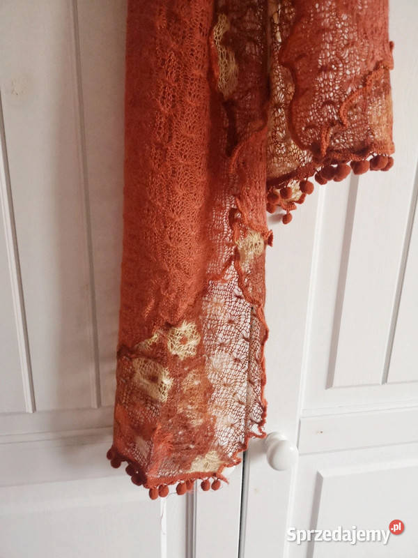 Szalik z kwiatkami i pom pomnikamiVINTEDOLX