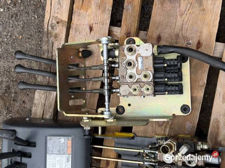Rozdzielacz hydrauliczny trzysekcyjny BOSH 0 521 śląskie Antonie