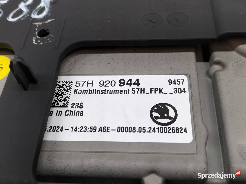 LICZNIK ZEGARY 57H920944 15 TSI HYB Skoda Superb