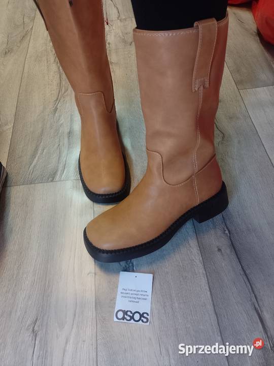 41 ASOS Design Brązowe kozaki z Londynu na Kraków