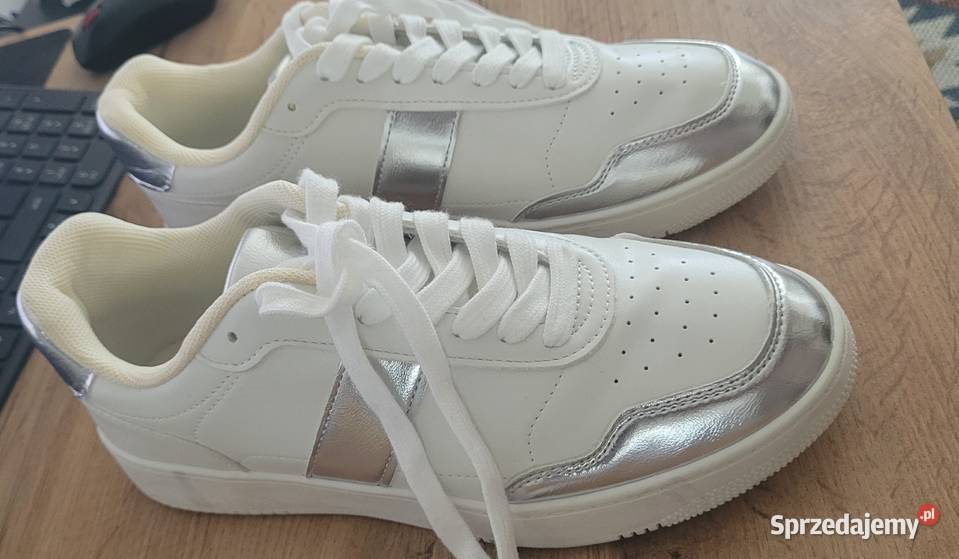 Białe buty ze srebrnymi wstawkami CA r 39