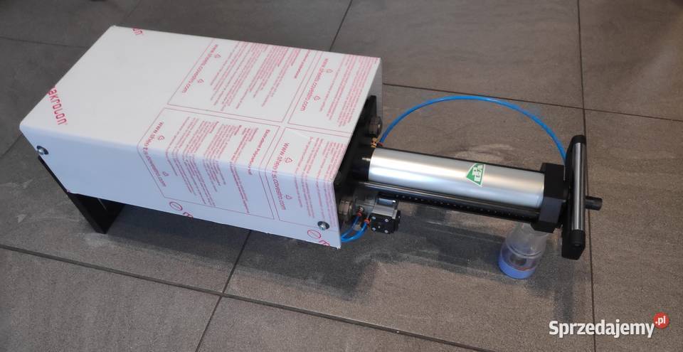 Podajnik do podawania taśmy pręta drutu