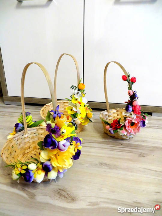 Koszyk wiklinowy ozdobiony na wielkanoc