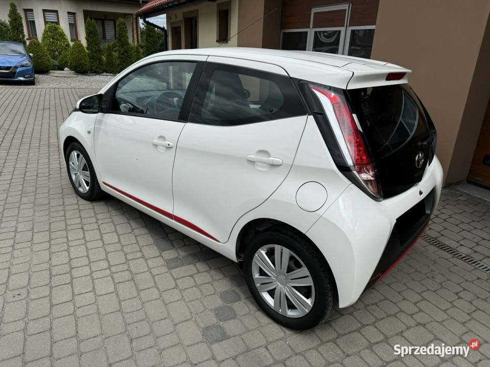 Toyota Aygo Rezerwacja II 2014 światła LED Orzech