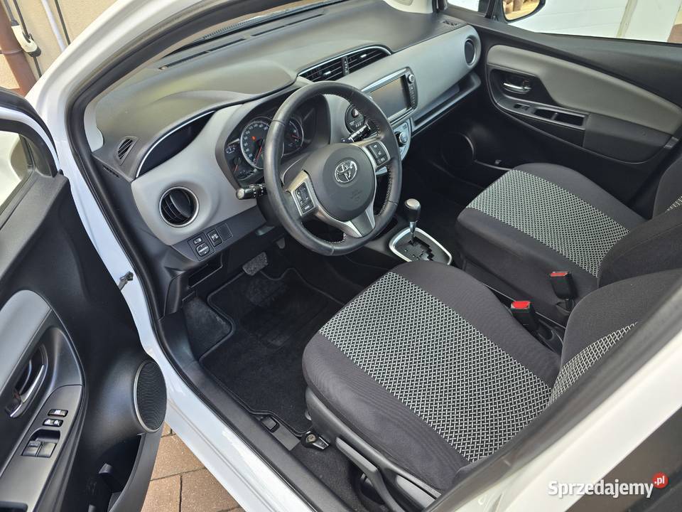 Toyota Yaris 133 VVTi 99 AUTOMAT bogata wersja Rok produkcji 2015 mazowieckie Karczew