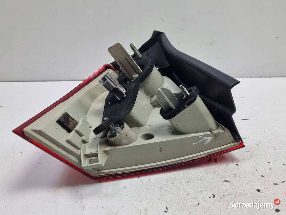 Volvo V70 III XC70 TYLNIA TYLNA LAMPA PRAWA osobowe Lampy tylne Janów sprzedam