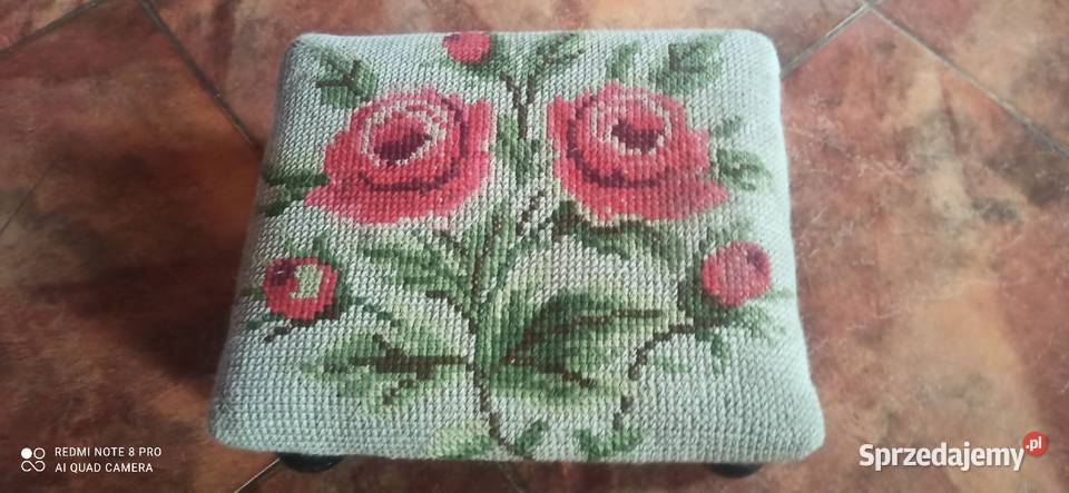 Podnóżek z haftowanymi różami Gdańsk