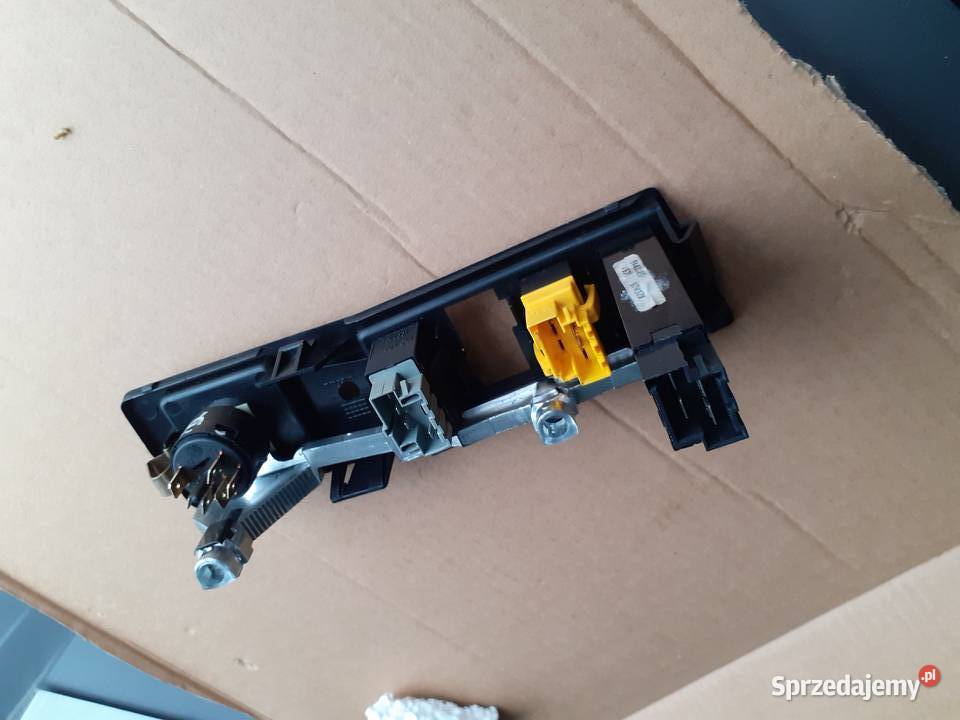 Dwie ramki kokpitu z przełącznikami do Volvo 740 Radomsko sprzedam