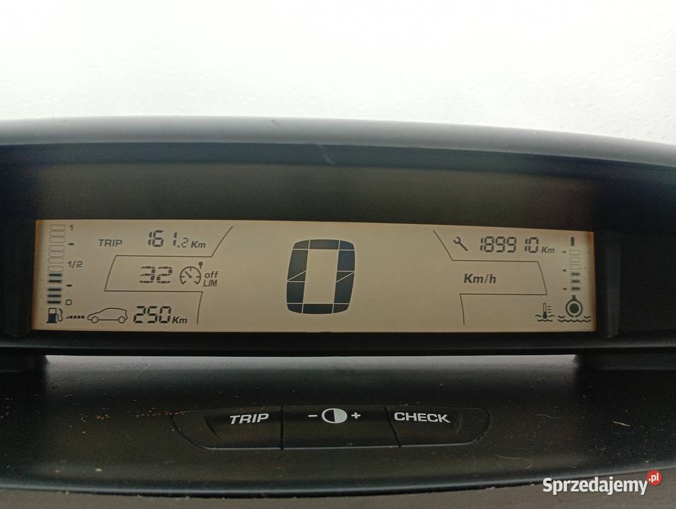 Citroen C4 14 benzyna 2005r 189 światła przeciwmgielne Harbułtowice sprzedam