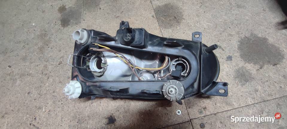 VW GOLF III REFLEKTOR LAMPA PRZEDNIA PRAWA HELLA Trzebnica sprzedam