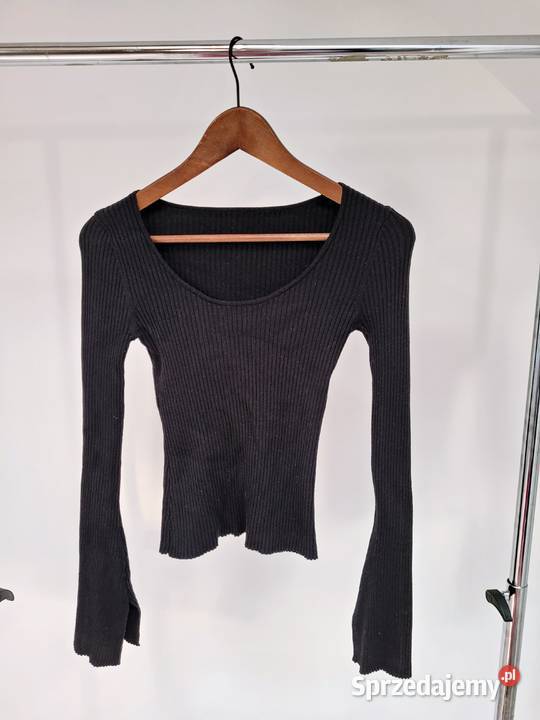 Czarny top sweterek z dzianiny w prążki wiskoza