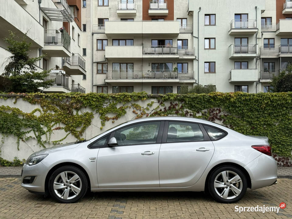 Opel Astra 14 Turbo Sedan stan Oryginalny Lakier Tarnowskie Góry