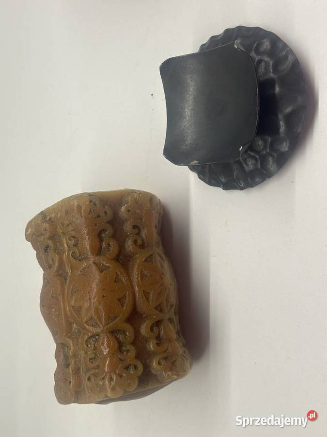 Świecznik ze świecą metaloplastyka z lat PRLu Antyki, Sztuka, Kolekcje