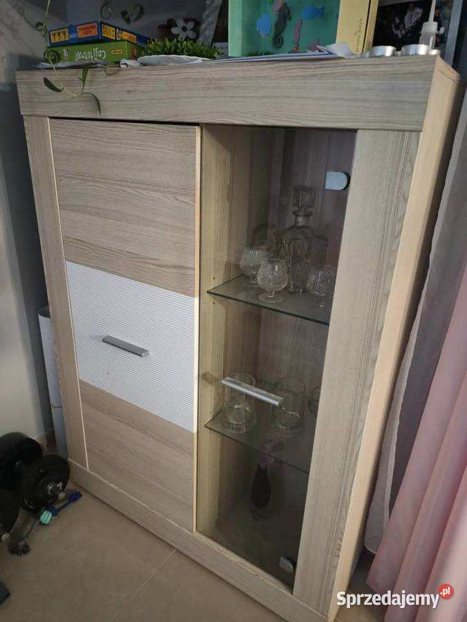 Szafka pokojowa z witryną nowoczesny design Lipowica