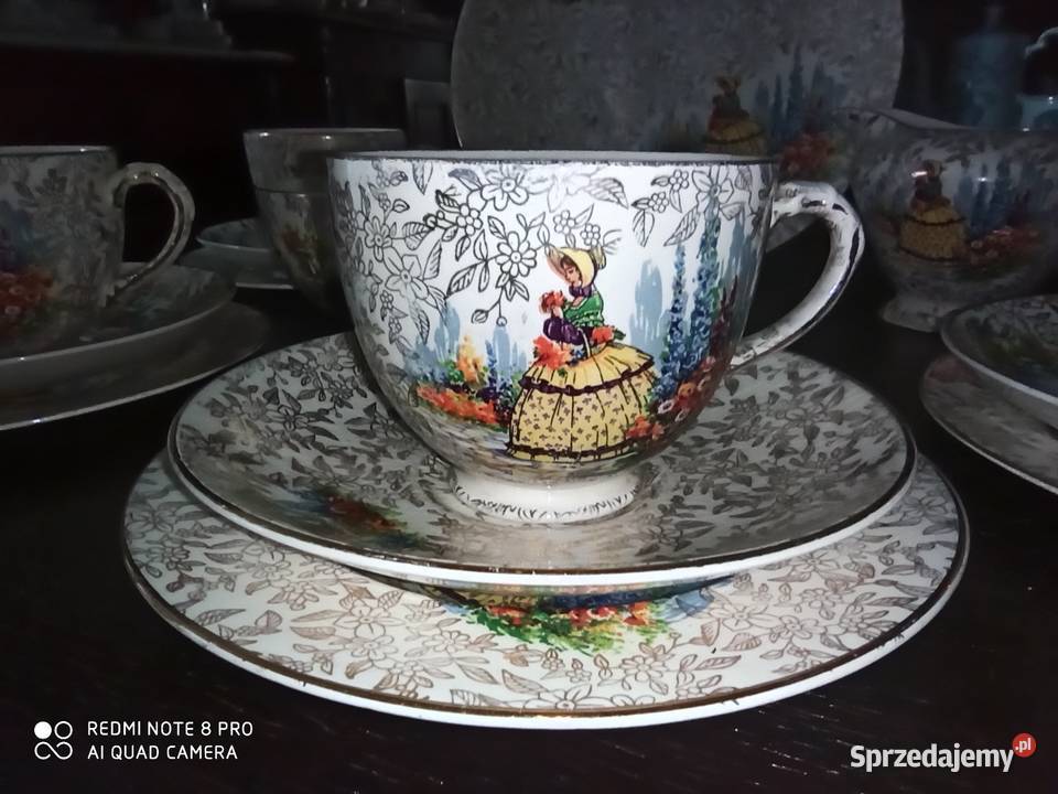 Dama w ogrodzie wśród ostróżek Empire Ware Gdańsk