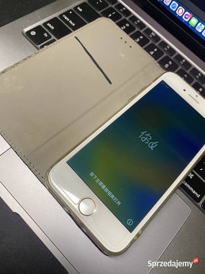 iPhone 8 64 GB złoty z etui