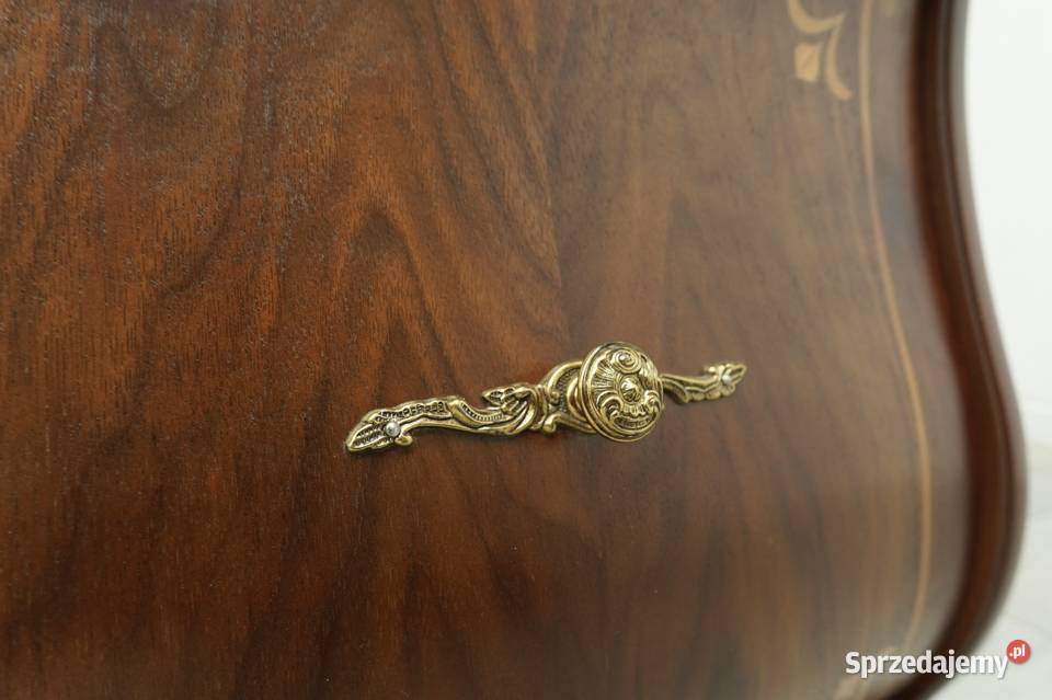 Stylowa komoda zdobiona intarsją renowacji