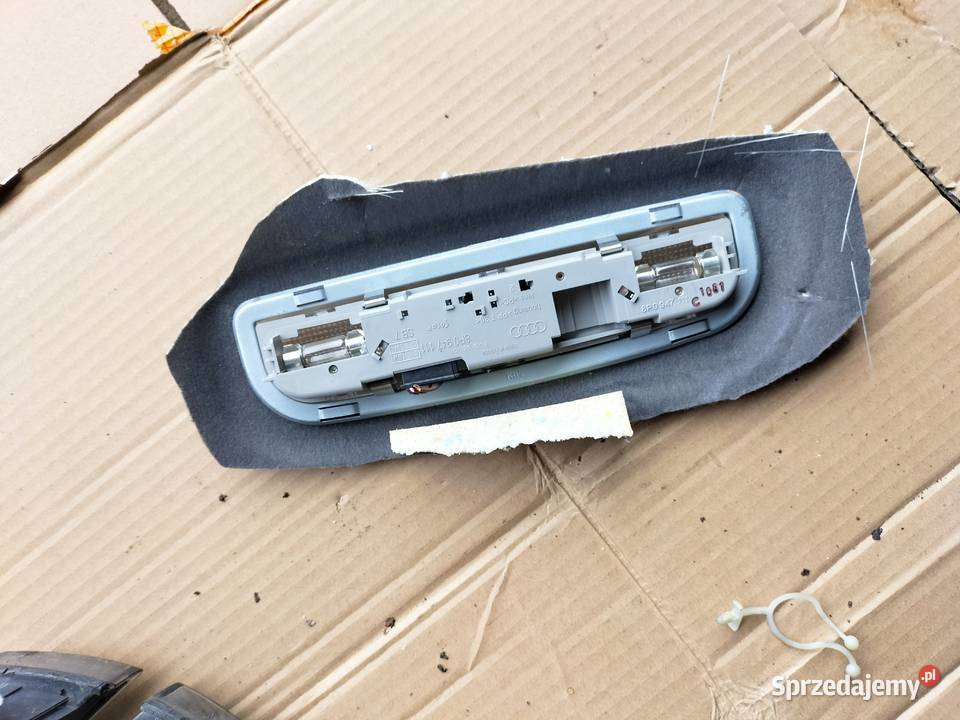 LAMPKA OŚWIETLENIA WNĘTRZA PODSUFITKI 8P0947111