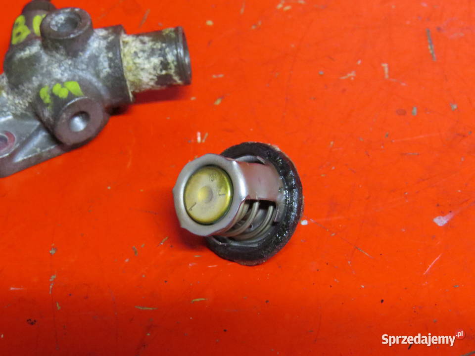 SUZUKI BURGMAN K7 200 125 150 termostat króciec