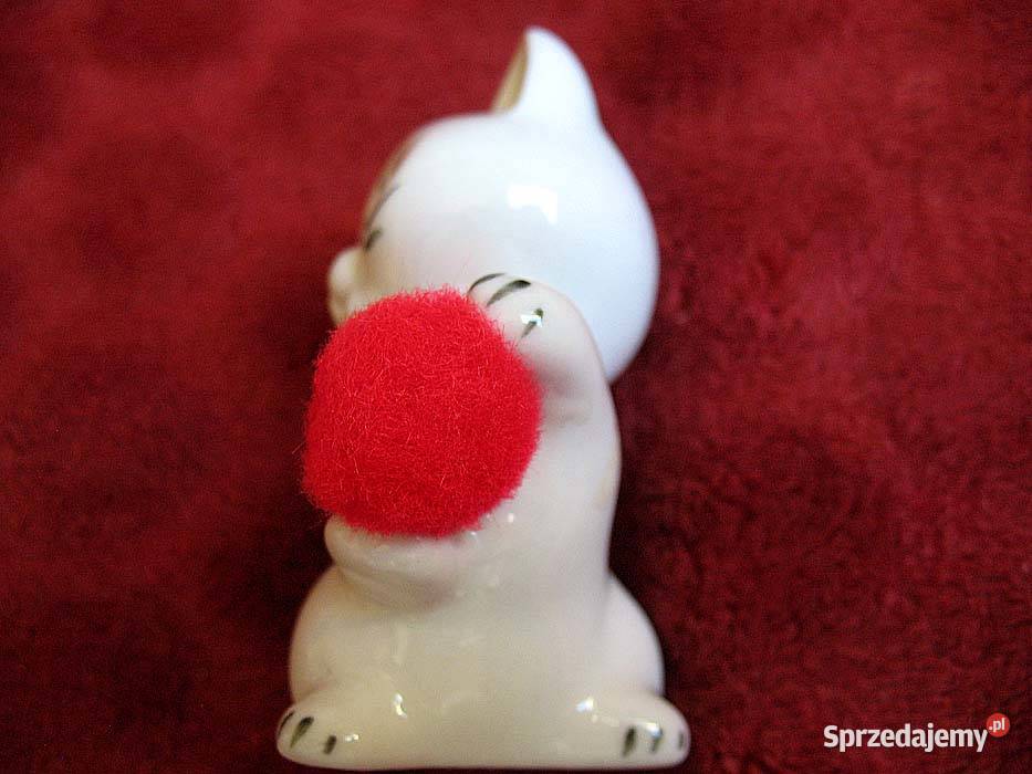 Kot mały kotek z piłką porcelana Figurka 8 x 5 x Siedlce