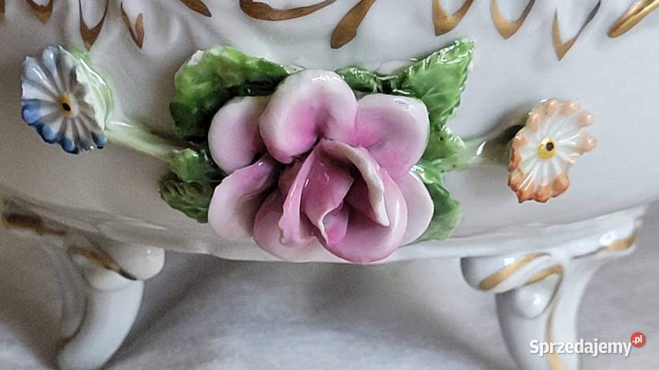 Ażurowa patera w miśnieńskim stylu na nóżkach