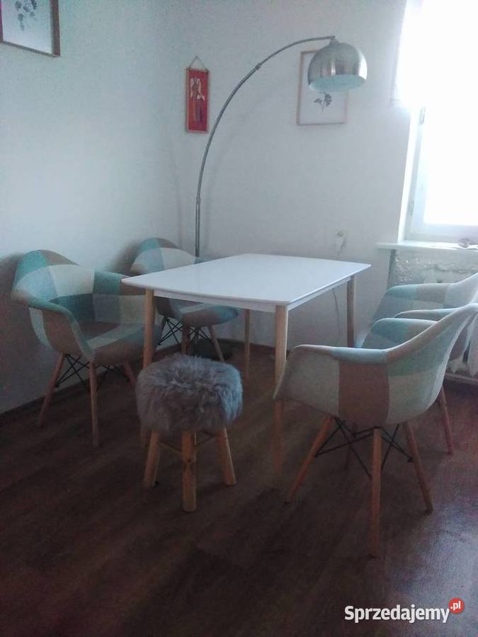 Stół i krzesła do jadalni w stylu skandynawskim