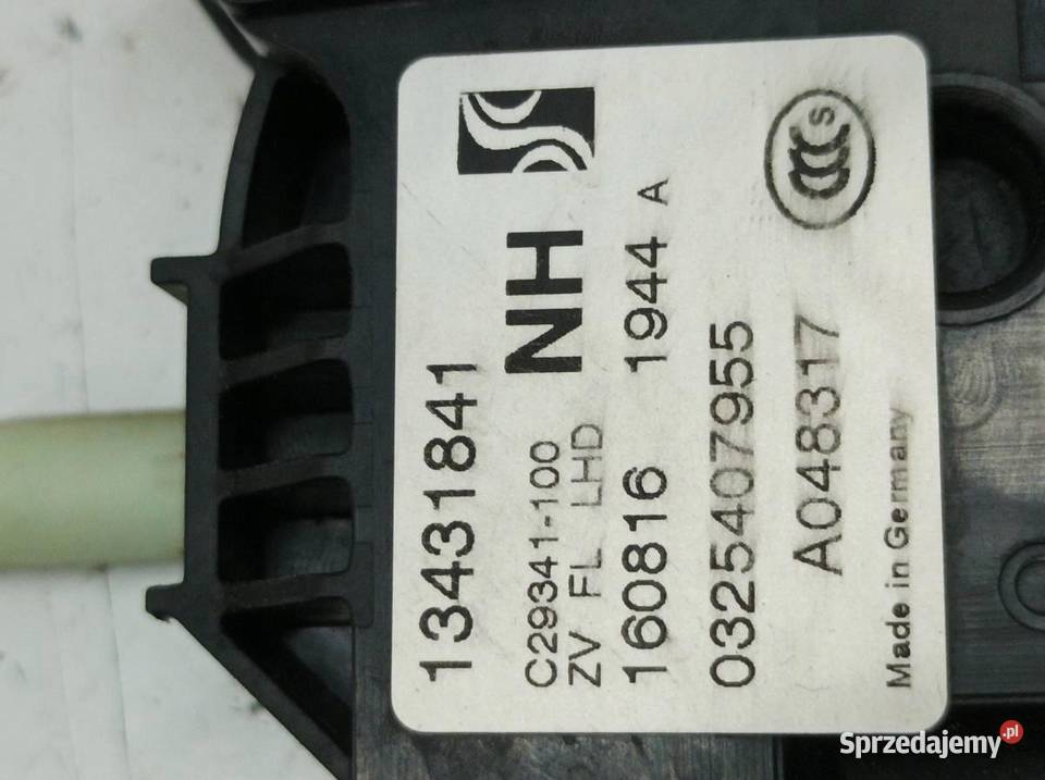 ZAMEK DRZWI LEWY PRZÓD EU 13431841 Opel Astra V