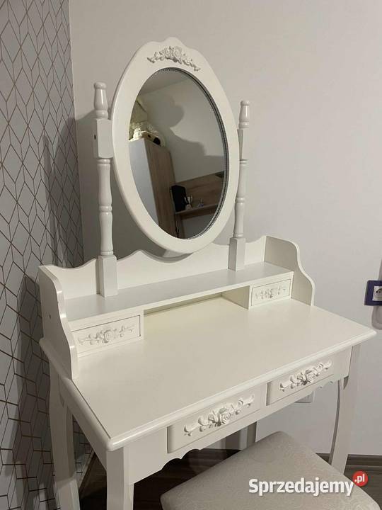 Biała toaletka w zestawie z taboretem