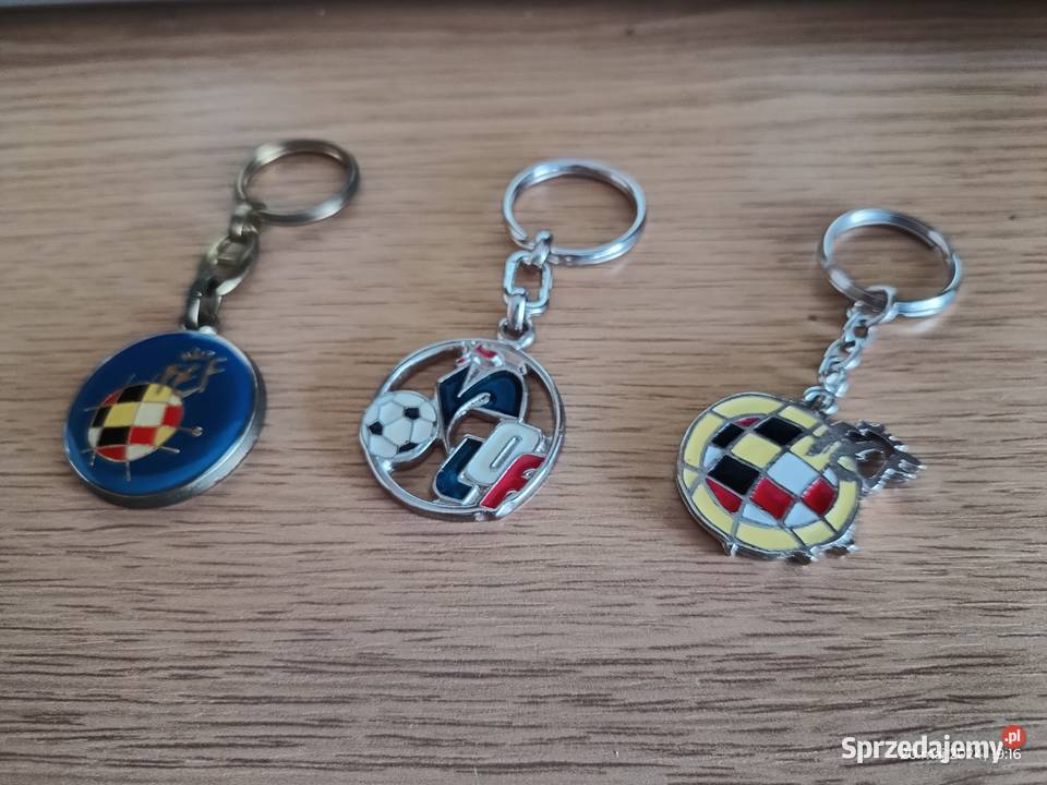 Breloki federacji piłkarskich Hiszpanii i Wronki