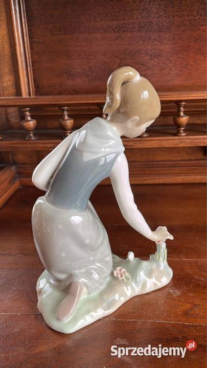 Figurka Dziewczyna zrywająca kwiaty Lladro Spain Gdańsk
