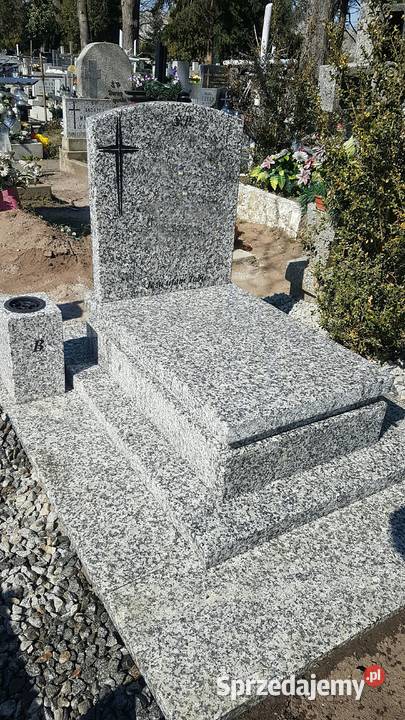 Nagrobek urnowy 1518 strzegomski z posadzką Świdnica