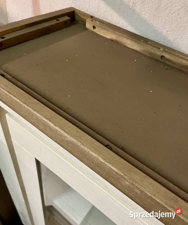 Witryna Tibro akacjowa w stylu prowansalskim