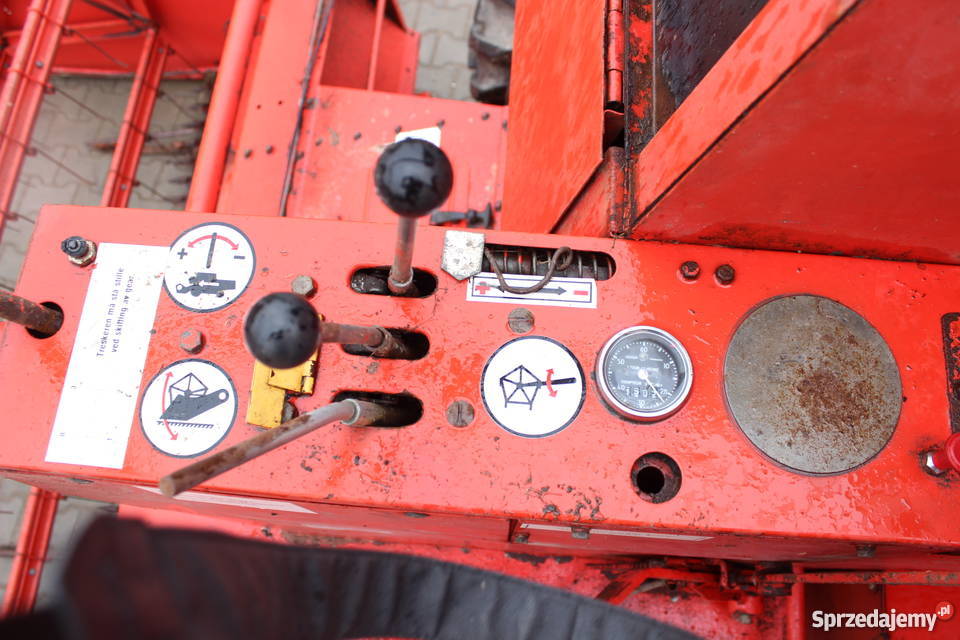 Kombajn zbożowy Massey Ferguson 240 Sokoły